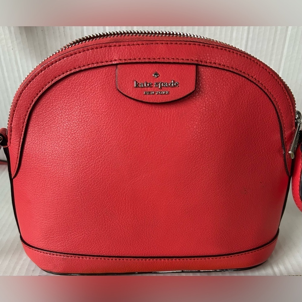 KATE SPADE SYLVIA X-LARGE DOME CROSSBODY. COLOR:SPOTLIGHT. INTERIOR POCKET.